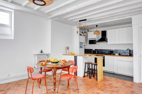 Kitchen or kitchenette, Living room, Food and drinks, Dining area, Food, stove