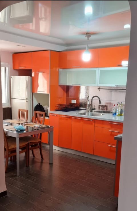 Kitchen or kitchenette, Dining area