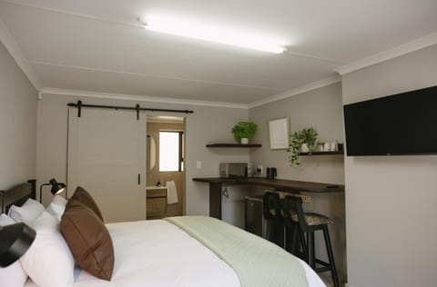 Bed, TV and multimedia, Bedroom