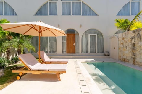 Property building, Patio, Day, Garden, Garden view, Pool view, Swimming pool, sunbed