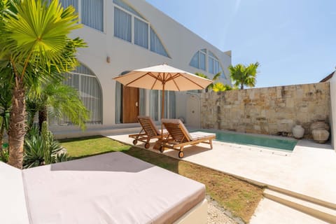 Property building, Patio, Spring, Day, Garden, Garden view, Pool view, Swimming pool, Swimming pool, sunbed