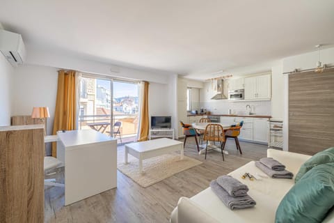 Kitchen or kitchenette, Living room, Dining area