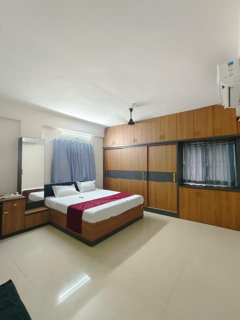 Photo of the whole room, Bedroom
