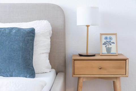 Bed, Living room, Photo of the whole room, Seating area, Bedroom