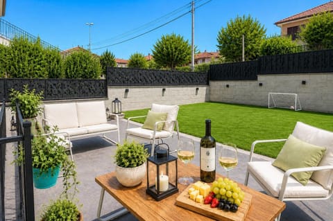 Property building, Garden, Garden, View (from property/room), Animals, Garden view, Garden view, Breakfast, pet friendly