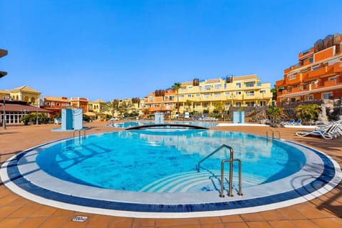 Property building, Day, Pool view, Swimming pool, Swimming pool, sunbed