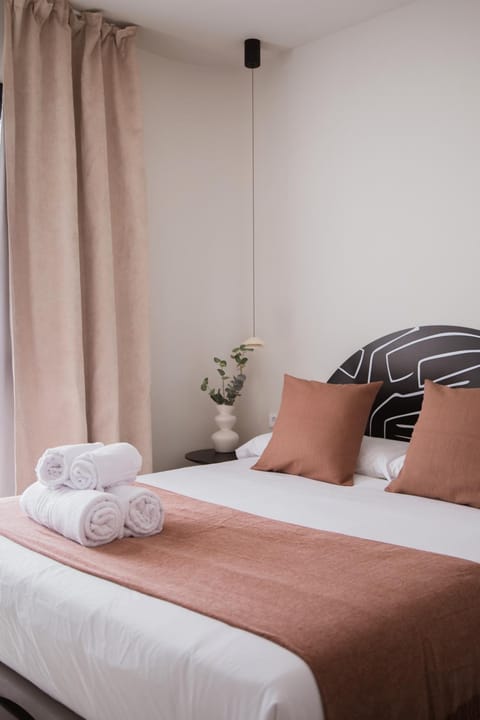 Photo of the whole room, Decorative detail, furniture, towels