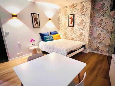 Bed, Photo of the whole room, Dining area, Bedroom