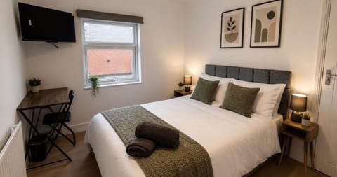 Bed, TV and multimedia, Photo of the whole room, Bedroom