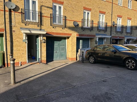 Property building, Day, Neighbourhood, Street view