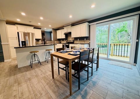 Kitchen or kitchenette, Dining area, stove