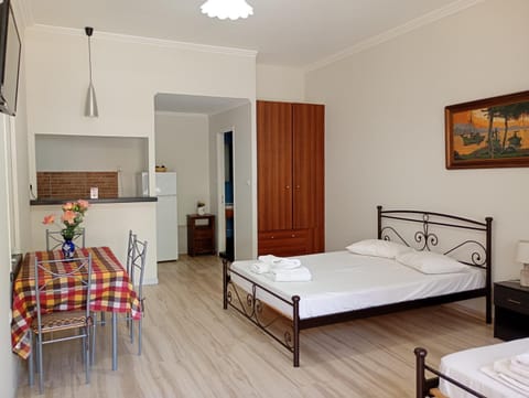 Bed, Dining area, Bedroom, wardrobe