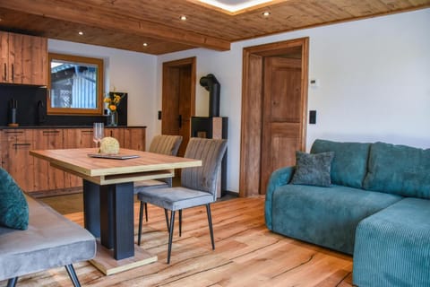 TV and multimedia, Kitchen or kitchenette, Living room, Seating area, Dining area