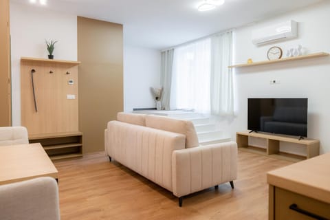 Bed, TV and multimedia, Living room, Photo of the whole room, Seating area, wardrobe