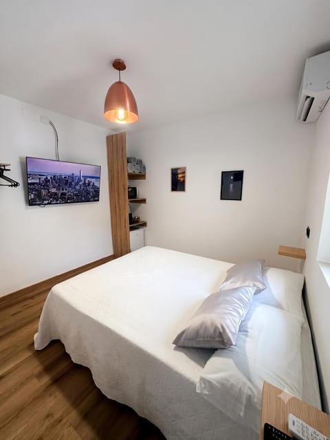 Bed, TV and multimedia, Photo of the whole room, Bedroom, air conditioner