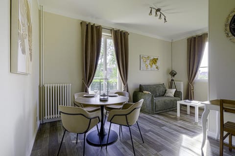 Living room, Seating area, Dining area, Garden view, Landmark view, internet