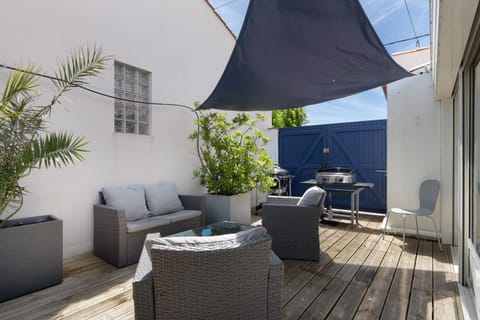 Property building, Balcony/Terrace, Living room
