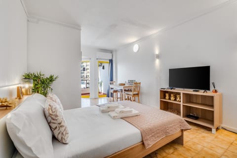 Bed, TV and multimedia, Bedroom
