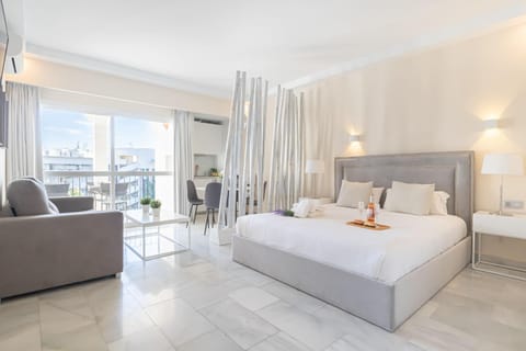 Bed, TV and multimedia, Living room, Photo of the whole room, Seating area, Dining area, Bedroom