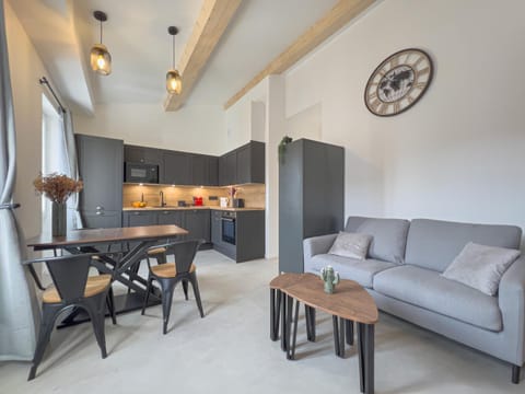 Kitchen or kitchenette, Living room, Dining area, oven