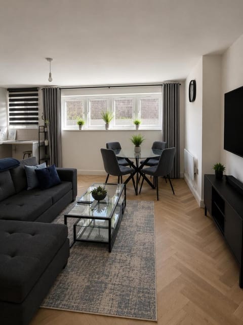 TV and multimedia, Living room, Seating area, Dining area