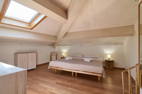 Photo of the whole room, Bedroom, towels, wardrobe