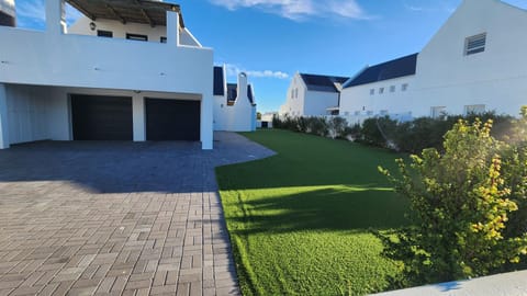 Property building, Day, Garden, Garden view