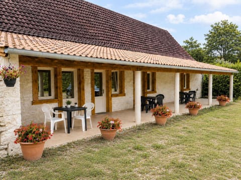 Property building, Patio, Spring, Day, Garden, Dining area, Garden view