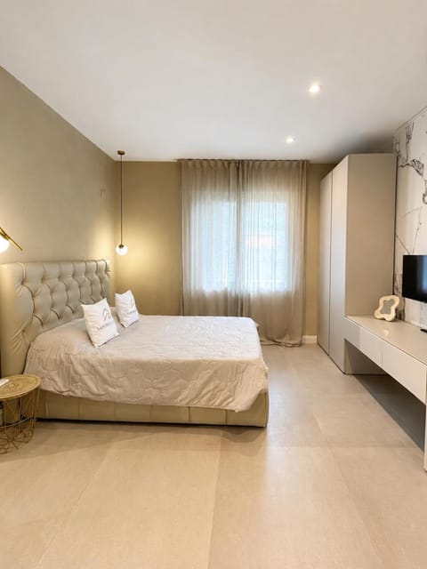 Bed, TV and multimedia, View (from property/room), Photo of the whole room, Decorative detail, Logo/Certificate/Sign, Bedroom, Guests, young children, older children, Family, bidet, furniture, heating, internet, towels, wardrobe, air conditioner