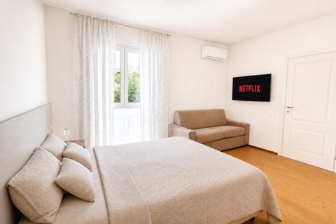 Bed, TV and multimedia, Photo of the whole room, Bedroom, air conditioner