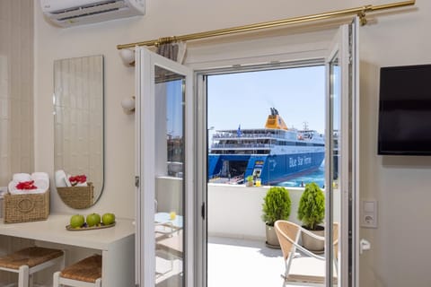 Communal lounge/ TV room, TV and multimedia, View (from property/room), Balcony/Terrace, Living room, Seating area, Evening entertainment, Sea view, air conditioner