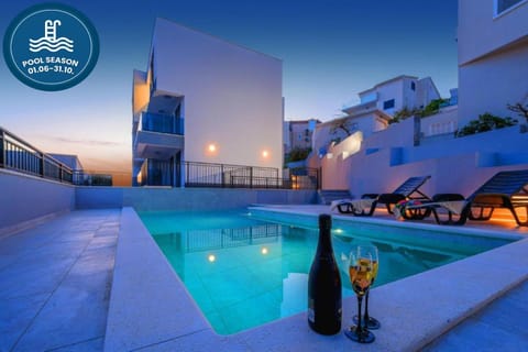 City view, Area and facilities, Swimming pool