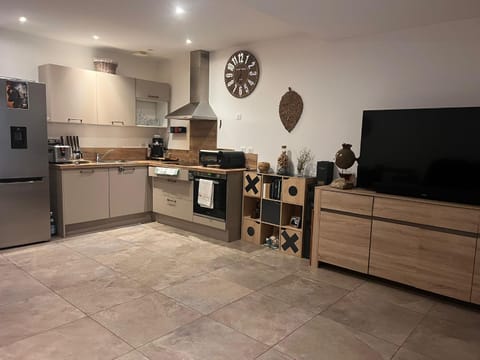 Communal lounge/ TV room, Kitchen or kitchenette, dishwasher, oven, stove