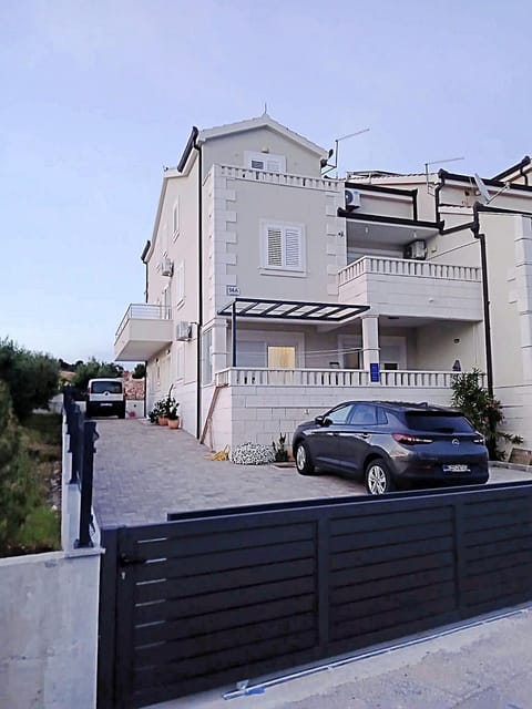 Property building, Patio, Facade/entrance, Day, Neighbourhood, Street view, Location, Parking