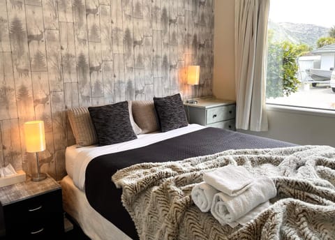 Photo of the whole room, Bedroom, towels