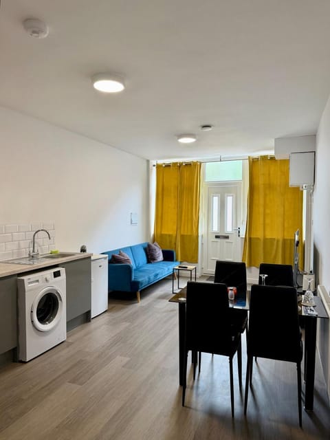 TV and multimedia, Kitchen or kitchenette, Living room, Seating area, Dining area, Dinner, internet, oven, stove, washing machine