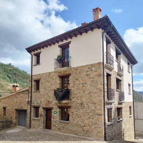 Property building, Facade/entrance, Neighbourhood, Balcony/Terrace, Mountain view, Location, Parking, acessibility