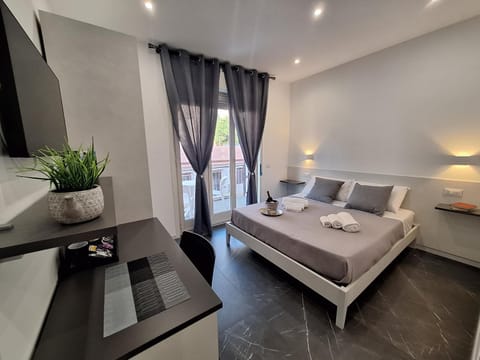Bed, TV and multimedia, Photo of the whole room, Bedroom, towels