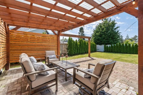 Patio, Day, Garden, Seating area