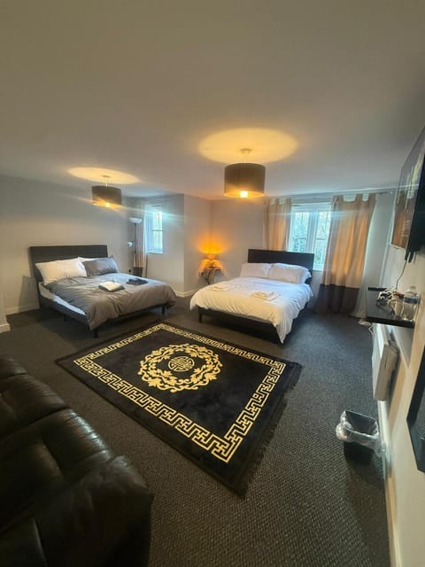 Communal lounge/ TV room, Bed, TV and multimedia, Living room, Photo of the whole room, Seating area, Evening entertainment, Bedroom