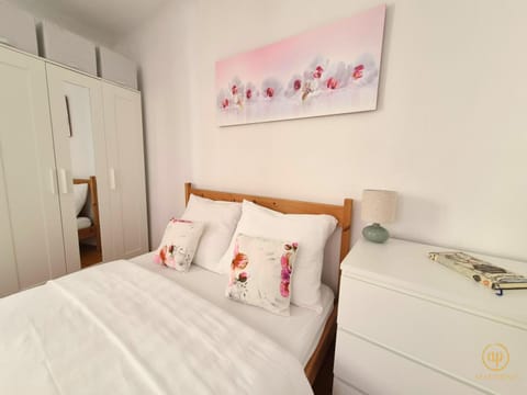 Bed, Photo of the whole room, Bedroom, wardrobe
