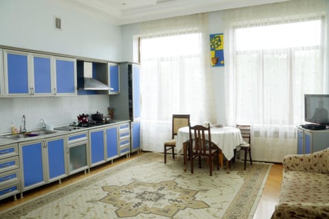 TV and multimedia, Living room, Seating area, Dining area, oven, stove