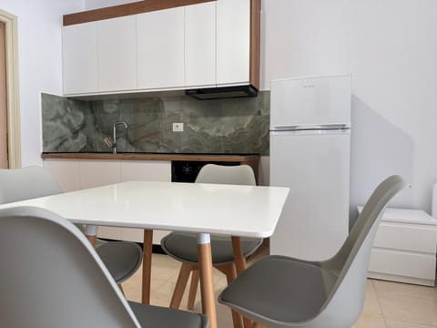 Kitchen or kitchenette, Dining area, oven
