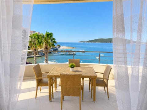 Natural landscape, Balcony/Terrace, Seating area, Sea view