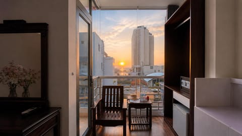 View (from property/room), Balcony/Terrace, Seating area, City view