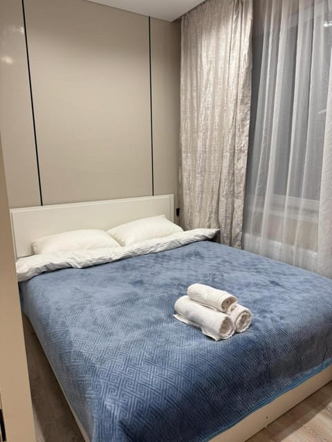 Bed, Bedroom, towels