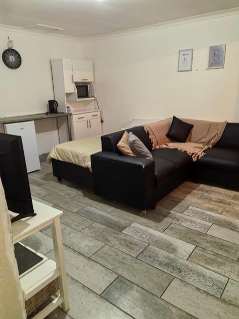 Bed, Seating area, kitchen