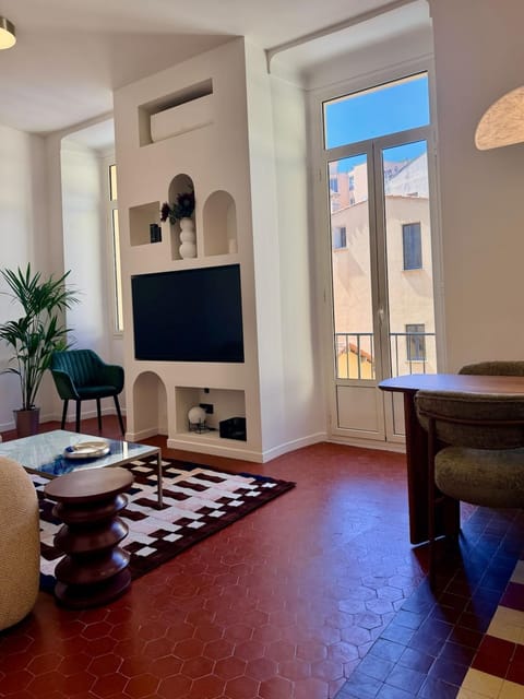 Communal lounge/ TV room, TV and multimedia, Living room, air conditioner