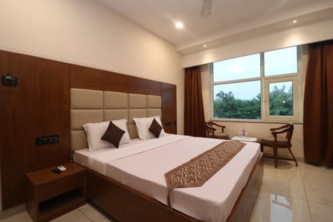 Bed, Seating area, Bedroom