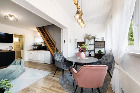 Bed, TV and multimedia, Kitchen or kitchenette, Living room, Seating area, Dining area